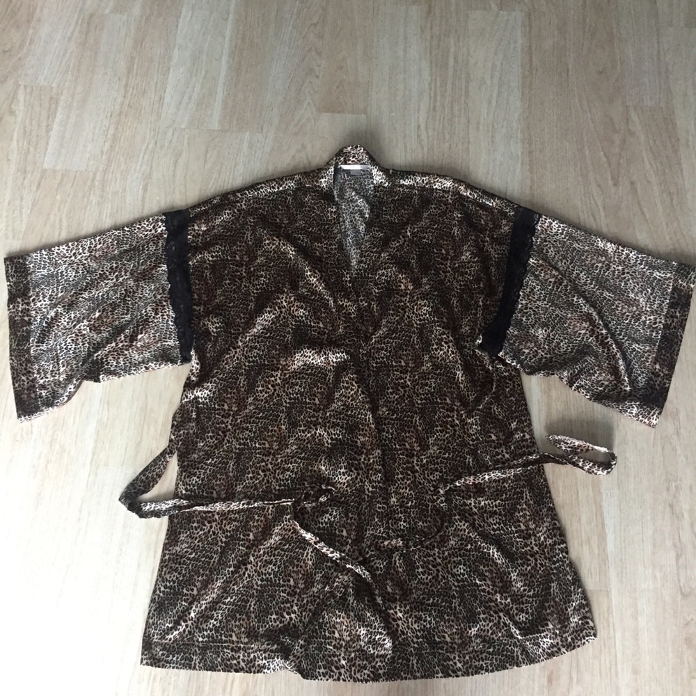 Victoria’s Secret Robe  . Size M . Stylish
